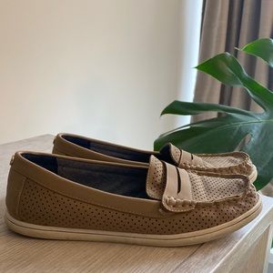 Tommy Hilfiger tan loafers